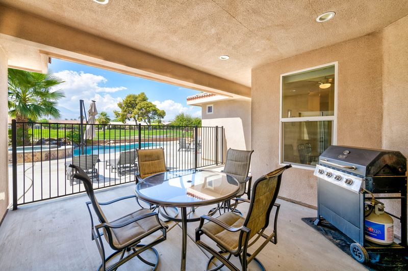 Propane BBQ and covered outdoor dining patio at Palms Place